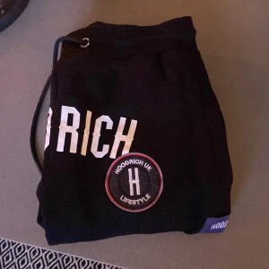 Hoodrich byxor - Säljer mina hoodrich byxor som jag använt Max 2 ggr, dem är alltså som nyskick. Säljer då dem är stora och därför aldrig kommer till användning. Storlek xs i Killmodelen. Originala pris 750 + frakt. 