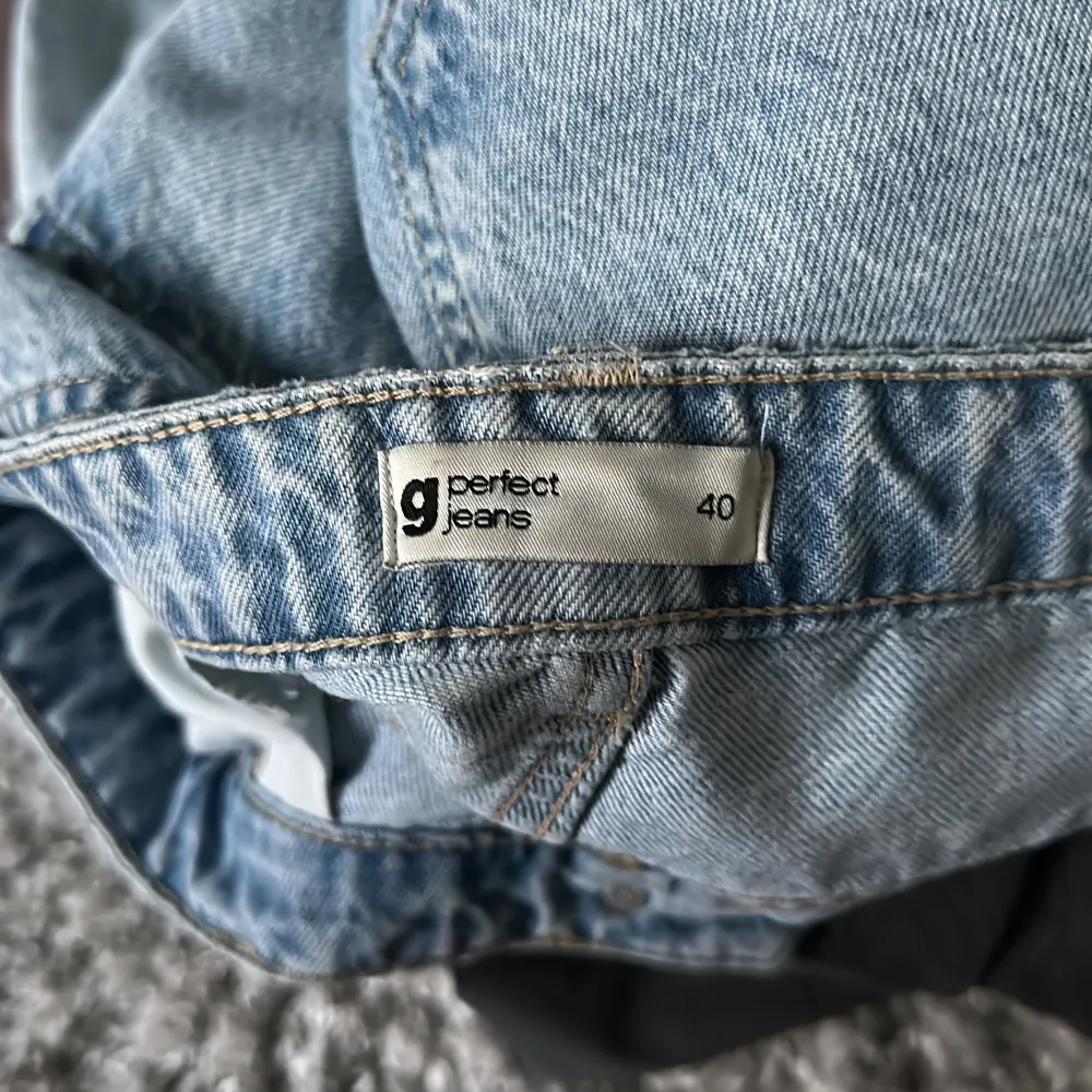 ”Perfect jeans” i storlek 40 i fint skick 👖säljer då passformen inte passar min kropp (därav dåliga bilder) skriv för fler bilder eller annat 😊. Jeans & Byxor.