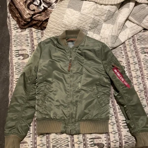 Alpha Industries Bomberjacka - Bomberjacka från Alpha Industries i nysskick. Storlek L, nypris ca 1300kr. Passar både kille och tjej. 