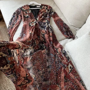 Boho Playsuit dress  - Playsuit klänning köpt från USA. använd vid ett tillfälle.  Nypris: 1300