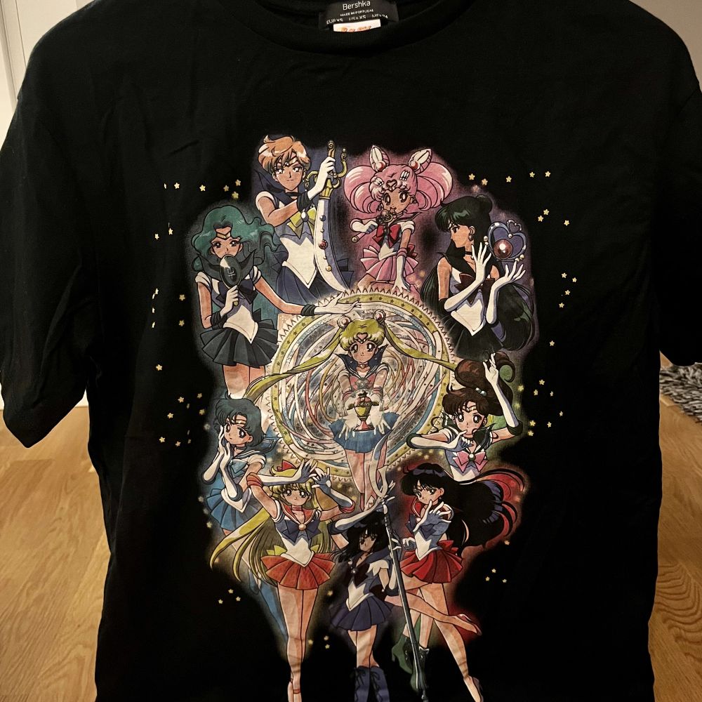 Svart Oversize Sailor Moon x Bershka T-shirt | Plick Second Hand
