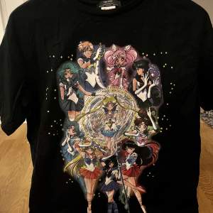 T-shirt från Bershka x Sailor Moon. Storlek XS men väldigt oversize så passar även en S/M. Aldrig använd.
