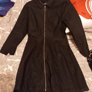 Läder klänning fake läder - Väldigt snygg klänning bara provad 