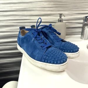 Christian Louboutin🩸 - Christian Louboutin🩸  Skick - 8/10 Storlek - 43  Pris 4500kr, öppen för bud