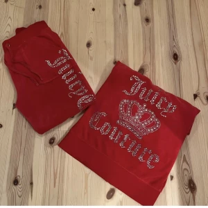 Juicy set - Säljer mitt ass snygga röda juicy set me diamanter på längst benet och på ryggen. Den är i storlek M men sitter som S❤️obs en av back fickorna går ej att knäppa 