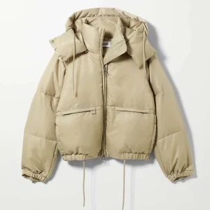 Jacka  - En puffer-jacka från weekday. Den är bara använd någon gång❤️‍🔥💕 Perfekt nu till vintern (jackan e slutsåld) 