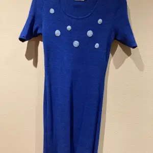 En blå klänning i linne med ljusblå virkade detaljer. Klänningen är i storlek small och i ett rejält material. Passar perfekt till både vardag och fest! Klänningen är helt oanvänd.❤️
