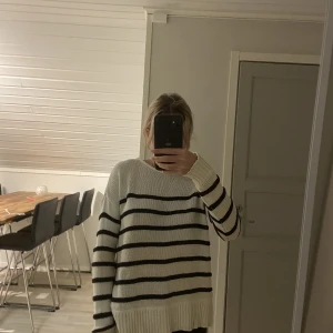 Stickad randig tröja - Säljer min vita stickade tröja med ränder. Den är i bra skick och pris kan diskuteras! Kom privat för mer information och bilder❤️