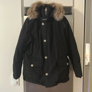 WOOLRICH Jacka Parka - En Parka från WOOLRICH, köptes förra vinter och är knappt använd!   Storlek XL (relativt små i storlekarna)  NYSKICK!