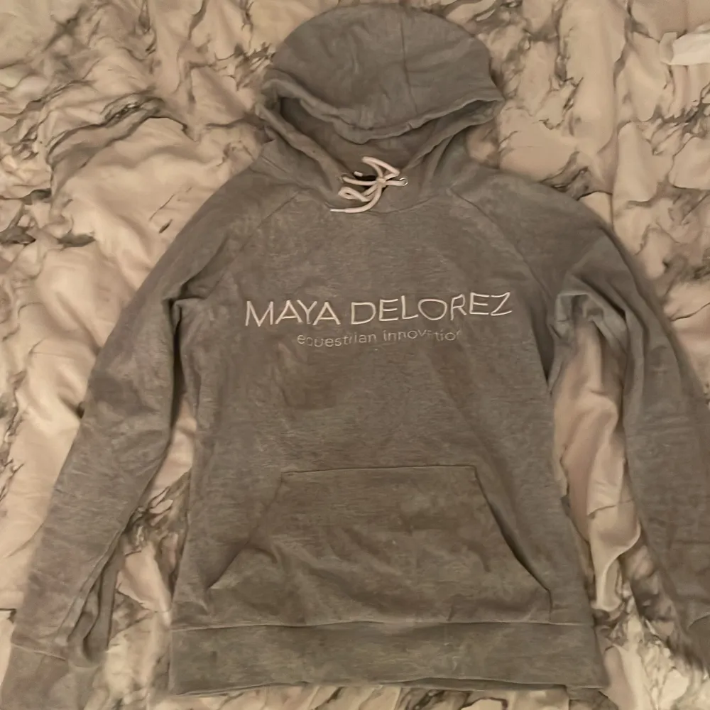 Grå maya delorez hoodie med svart streck på ryggen. Sitter mer som en M men är väldigt Stretchig och jätte skön. Nypris 1000kr nu 250kr. Hoodies.