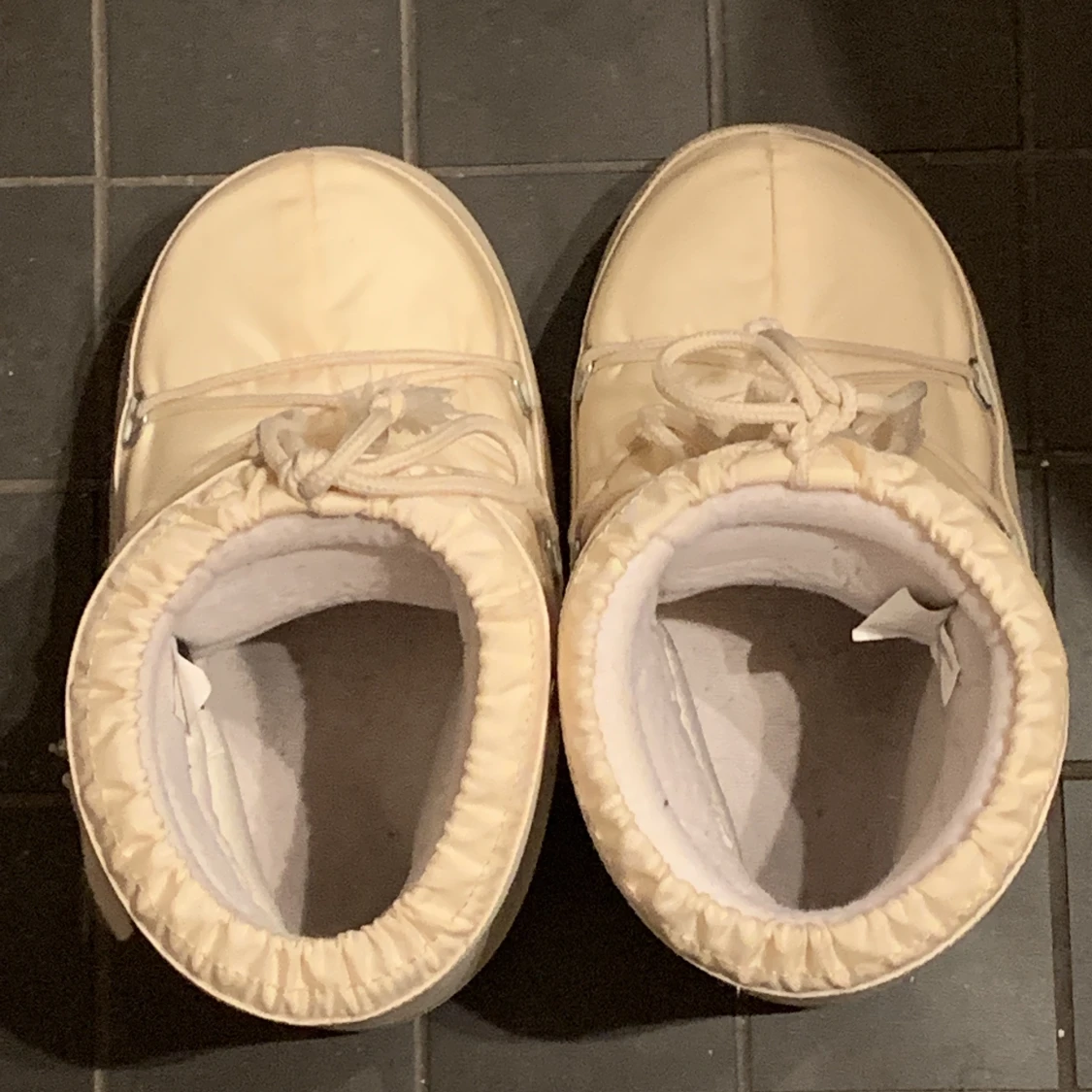 Crémefärgade moonboots - 90