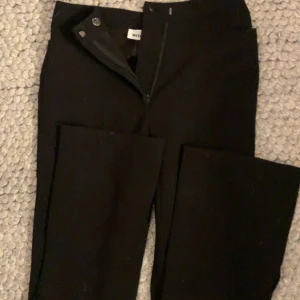 Kostymbyxor  - Säljer dessa snygga kostymbyxor från weekday i storlek 36! Säljer då dom tyvärr inte kommer till användning!  Har för mig att nypris låg kring 500 men säljer för 200+ frakt eller bud! Skriv för mer frågor eller bilder!🫶🏼
