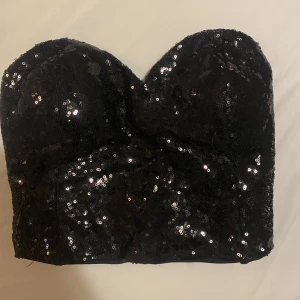 paljett topp - Finaste korsetten med paljetter! Den är använd 2 ggr så i bra skick. Finns tre olika lägen så passar lite olika storlekar