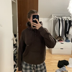 Brun Hoodie  - Hoodie från Bikbok i storlek XS (men den är oversized) , 150kr+frakt💕kolla gärna in det andra jag säljer!