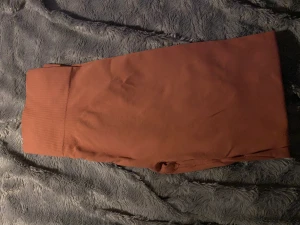 Rosa träningsbyxor  - Rosa träningsbyxor i bra skick, lite stora på mig som vanligtvis har storlek XS men de är som M. Nypris 200kr