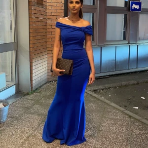 Balklänning  - Lång blå balklänning passar perfekt till balen, bröllop eller någon annan fest.