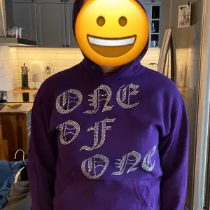 En lila hoodie från one of one. Ordinarie pris:1500kr
