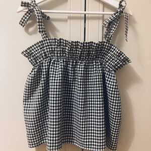 Topp från H&m - snygg topp från h&m köpt på Sellpy, bra skick 