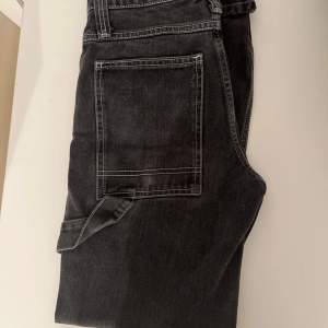 Jeans från märket Brandy Melville, de är svarta, high waist och baggy. Stoleken är S vilket motsvarar 25-26 i midjemått. Jeansen är fortfarande i väldigt bra skick. 