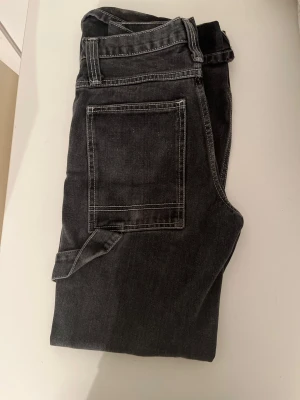 Brandy Melville - Jeans från märket Brandy Melville, de är svarta, high waist och baggy. Stoleken är S vilket motsvarar 25-26 i midjemått. Jeansen är fortfarande i väldigt bra skick. 