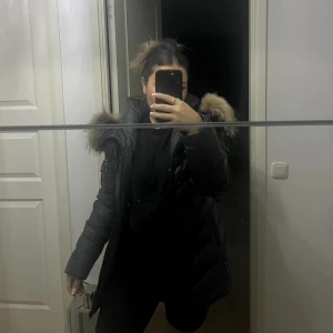 Hollies jacka - En fin jacka som knappt är använd, riktigt varm. 