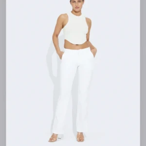 Kostymbyxa bikbok  - Lågmidjade kostymbyxor från bikbok storlek 36, men små i storleken! Säljer pga de inte passar mig längre, inga defekter 💗 frakt tillkommer! Säljer även i svart 