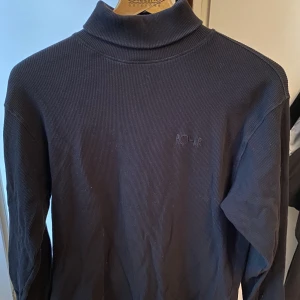 Polar skate co. Turtleneck - Skön polo tröja som jag nu säljer för jag växt ur den. 