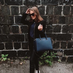Michael Kors väska  - Så gott som ny väska från Michael Kors i modellen Selma. Är i den största storleken i marinblå