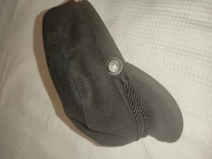 Baker hatt , keps - En svart Baker som passar dom flesta tillfällen. Den är lite för liten för mig därför säljer jag. Är i gott skick ✨