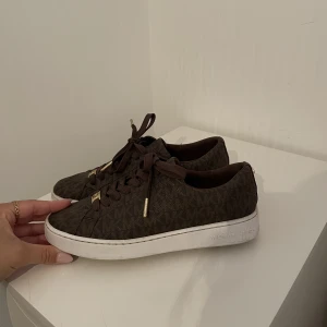 Michael kors Skor  - Michael Kors skor i brunt. Skorna är i gott skick och köpta i butik. Stl 37 men passar mig som i vanliga fall har 38/37! 💞 Nypris: 1800 kr