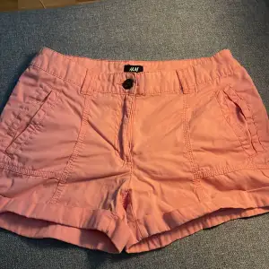 Somamrshorts ifrån H&M i storlek 36. Aldrig använts. Tunn och skönt material till sommaren