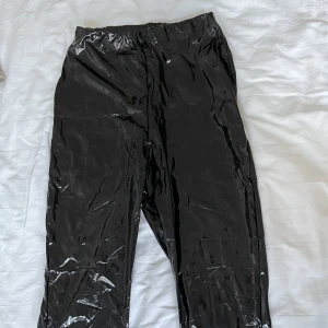 HELT NYA lack leggings  - Snygga lack leggings från missguided, aldrig använda. Storlek 36