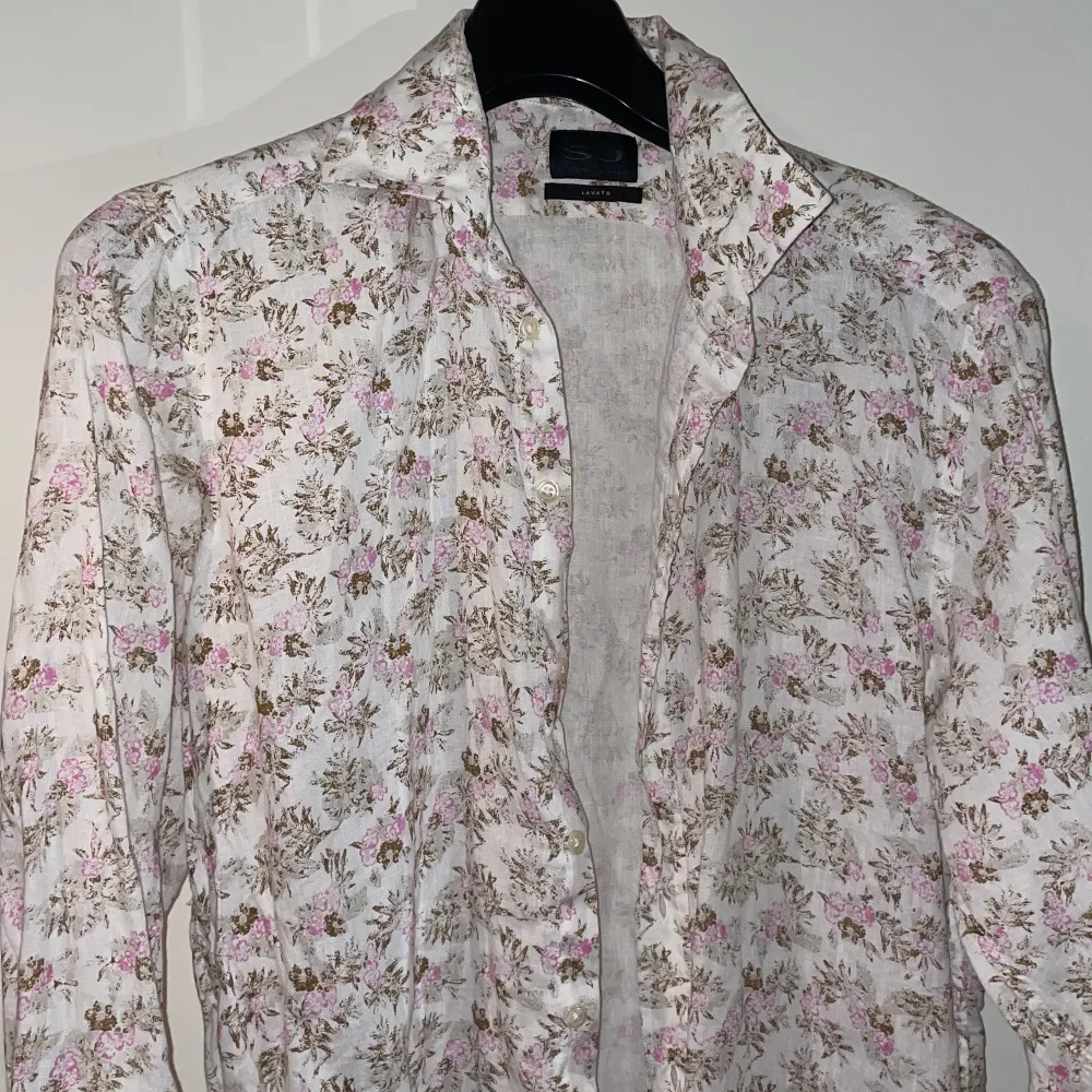 Skjorta S/M, använd 1 gång Ordinarie pris: 1500kr. Skjortor.