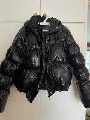 Glansig jacka - Glansig jacka från bravesoul. Kostar 960 ny. Storlek 38 men sitter bra på mig som vanligt viss har 34. Bara att hör av sig vid frågor och fler bilder!🥰