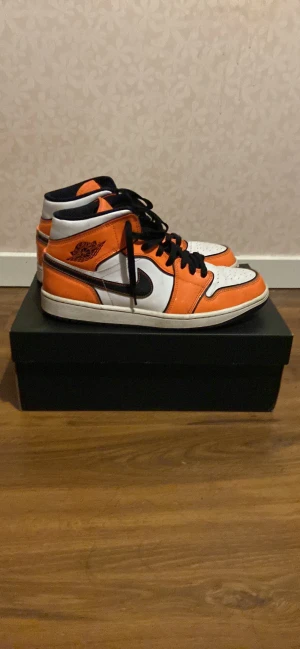 Jordan 1 mid turf orange - Storlek 44 Kan skickas eller hämtas i Enköping 
