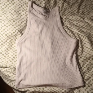 Ribbat linne - Vit ribbat linne från Zara, sällan använd så den är i bra skick💝