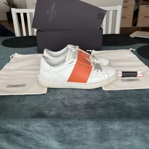 Valentino skor - Skick 8/10  Storlek 40 men passar 41  Kom med bud🙌