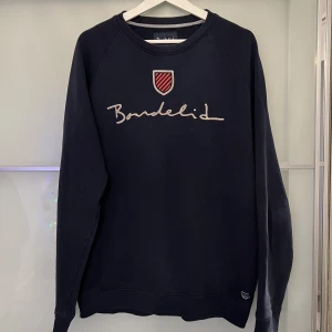 Bondelid Tröjor (Blå & Vit) - Två stycken Bondelid tröjor säljes, knappt använda samt bra skick. Första tröjan är L och andra XL. Köpta för 500kr styck och säljes nu för 199kr styck.