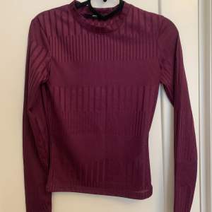 Långärmad tröja från bikbok, har fin mörklila/vinröd färg och är lite genomskinlig. Fint skick!