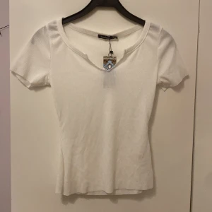 Vit topp - Oanvänd tröja från Boohoo, lite gonomskinlig 