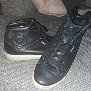 Ecco sko i skinn stl 41 -  Höga sneakers är stora den här säsongen - men gå för något lite annorlunda, lädervarianten av den klassiska designen. Dessa behåller sina traditionella egenskaper, inklusive de trendiga, långa snören, och du får också nytta av överlägsen komfort stl 41