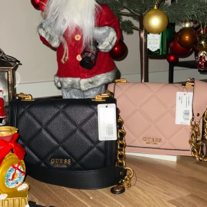 Väska  - Säljer mina Guess väskor. Har två färger 