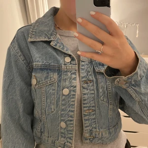 Jeansjacka - Croppad jeansjacka från Junkyard. Storlek XS. Använd men inget som syns. Fina detaljer och den är perfekt till våren ❣️
