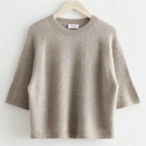 & Other stories stickad t shirt i alpacka ull - Säljer nu denna slutsålda och jättesnygga stickade t-shirt ifrån & other stories, den är helt ny och i perfekt skick💖🥰Köp direkt 550kr❤️