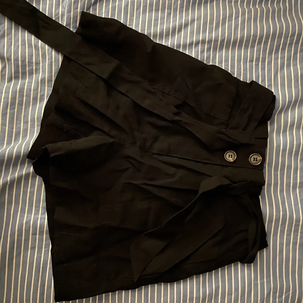 Schysta kostym stjorts i svart 🖤Dom är i storlek Xs, fint skick och kommer ifrån New Yorker 🖤. Shorts.