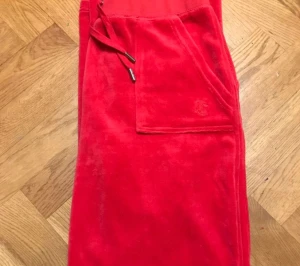 Juicy i färgen röd  - Säljer just nu ett par röda juicy i storleken XSS nu! Ni som vill köpa börja buda 💗 Köpte själv de för 1100 på Nelly och säljer de för minst 300 kronor! Frakt kan vara gratis om du köper de för över 500 annars kostar frakten💗 