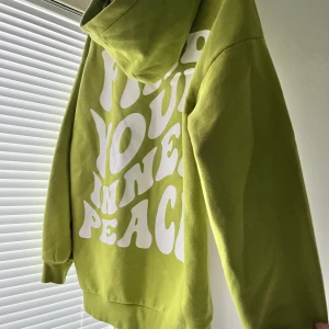 hoodie -  Hoodie köpt från Gina Tricot. säljer pga att den inte kommer till användning): 