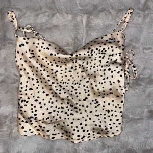 Topp - Fin prickig topp med knyt i ryggen 