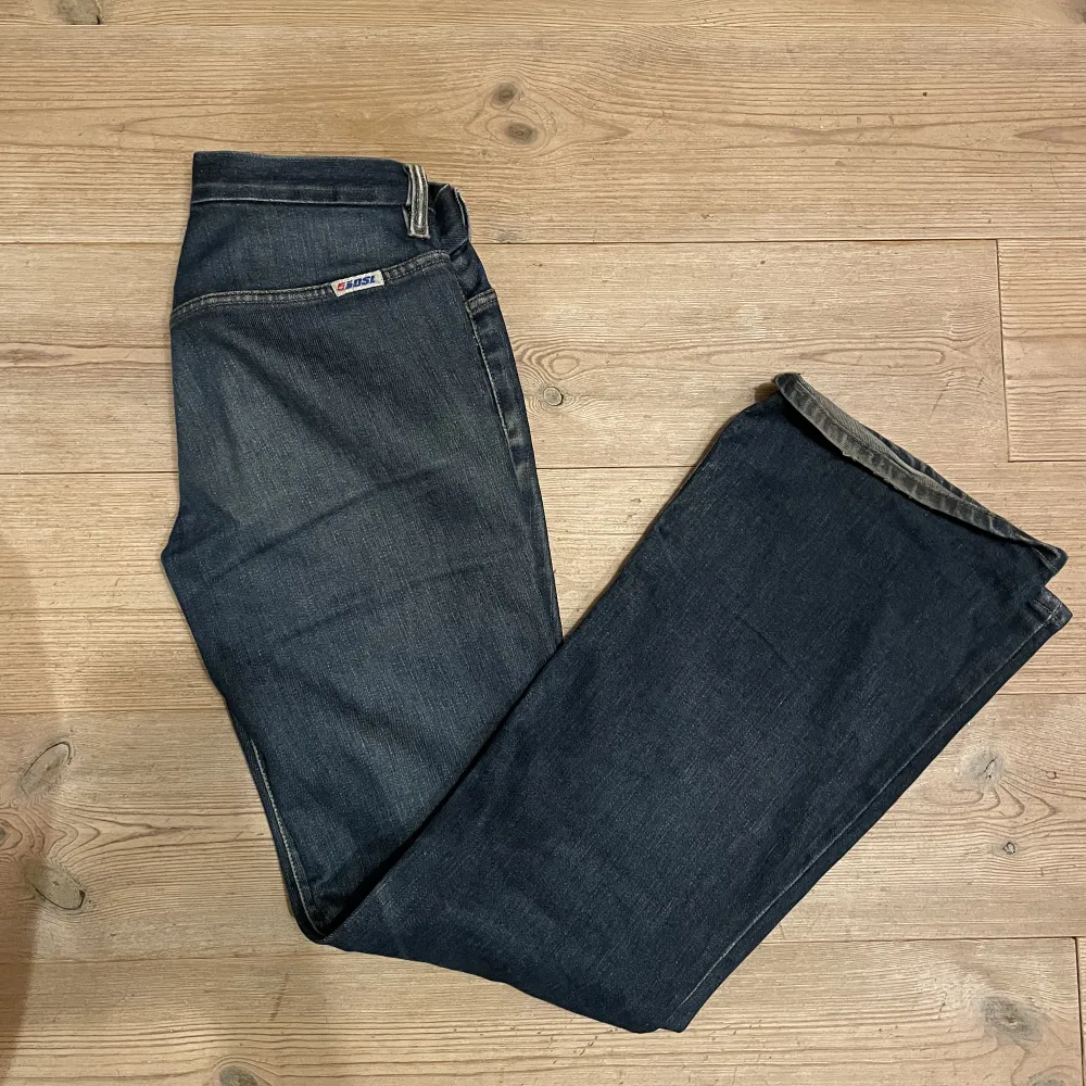 Lågmidjade jeans från diesel, utan fickor bak. Supersköna och snygga!  💙 Midjemått: 76 Innerbenslängd: 79. Jeans & Byxor.