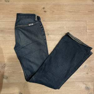 Lågmidjade jeans från diesel, utan fickor bak. Supersköna och snygga!  💙 Midjemått: 76 Innerbenslängd: 79